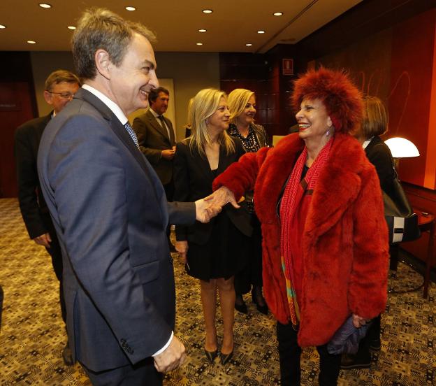 El expresidente José Luis Rodríguez Zapatero, junto a la exministra Carmen Alborch. / JESUS SIGNES