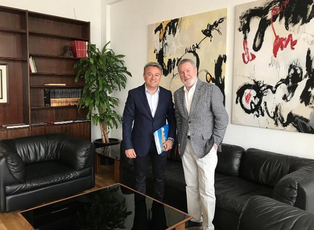 José Chulvi junto al presidente de la Autoridad Portuaria de Alicante, Juan Antonio Gisbert. / LP