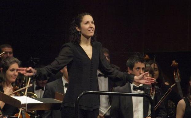 La directora Beatriz Fernández, durante un concierto./LP