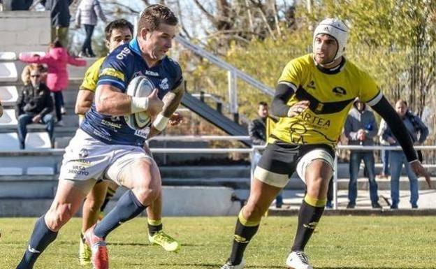 Eaton, del VRAC Quesos Entrepinares, conduce el balón oval en un partido contra el Artea RT./