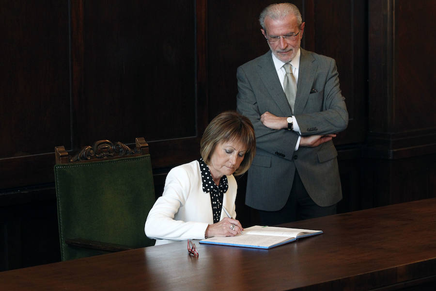 Mestre firmando como rectora de la Universidad de Valencia.