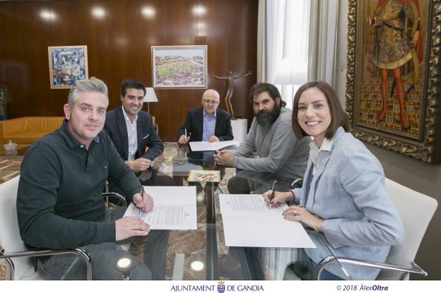 Firma del convenio entre AECiT y el Ayuntamiento. / à. oltra