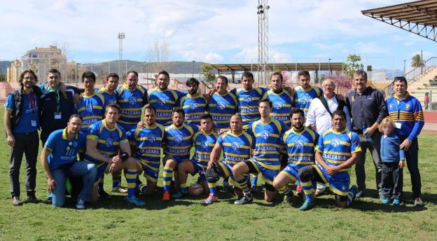 El equipo del Dénia Rugby Club con el edil de Deportes, Vicent Crespo. / LP