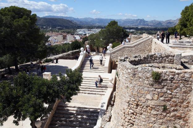 Los visitantes que se acercaron ayer al castillo de Dénia pudieron estrenar la escalinata renacentista que ha sido restaurada. / Tino Calvo