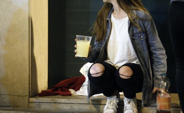Una joven hace botellón en Valencia./Irene Marsilla
