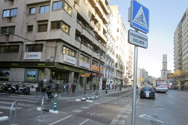Una de las señales de preferencia para ciclistas, en la calle Xàtiva. / damián torres