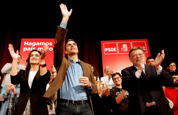 Pedro Sánchez saluda ayer en Alzira. / EFE/ Juan Carlos Cárdenas