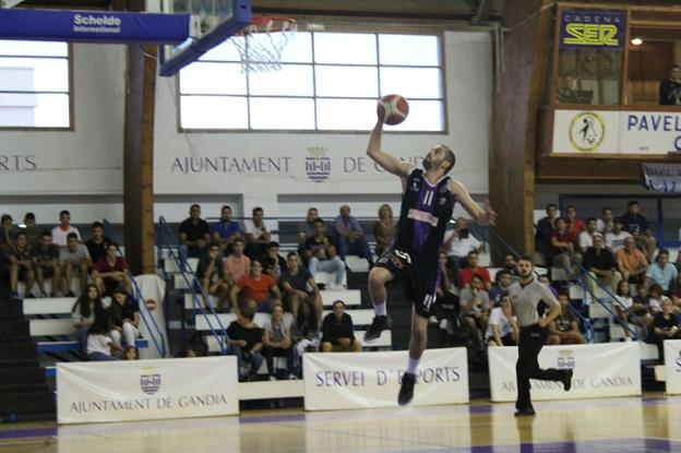 Un jugador del Hispagan Gandia Bàsquet en un encuentro de esta temporada. / hispgan gandia bàsquet