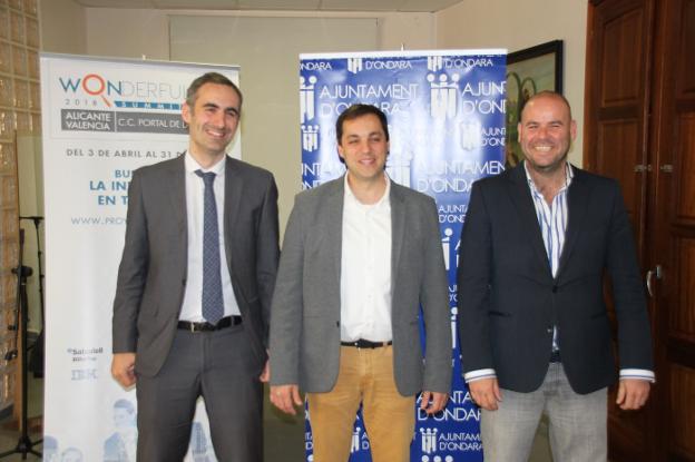 José Ramiro y Carlos Fita junto al coordinador del concurso 'Wonderful'. / b. Ortolà