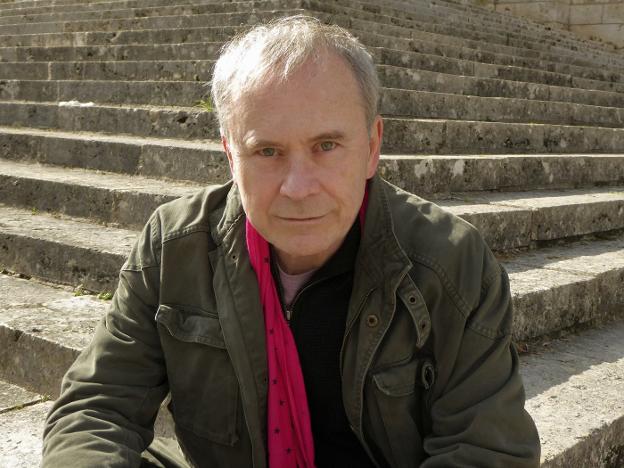 El escritor valenciano Javier Sarti. / mercedes lillo