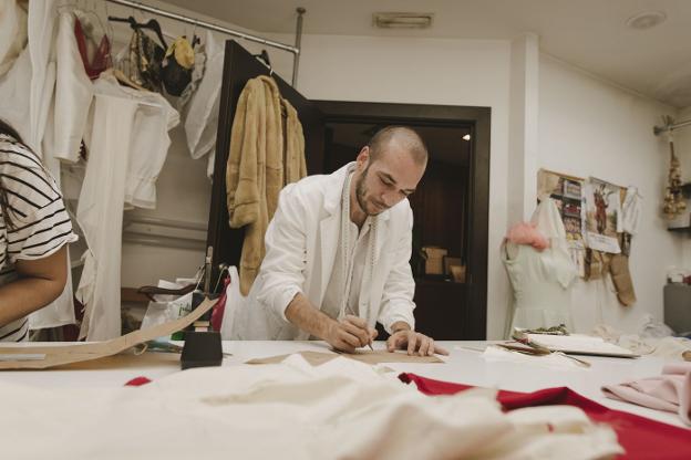 El sastre gandiense Antonio Faus prepara los patrones de sus últimos diseños en su atelier. / KAZADOS