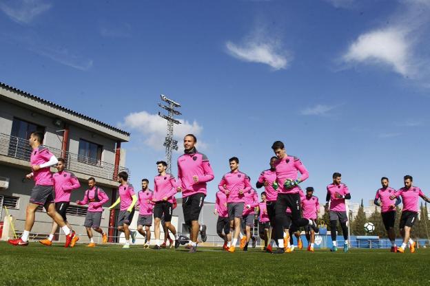 Los jugadores del Levante se entrenan ayer en la ciudad deportiva de Buñol. / jorge ramírez/levante ud