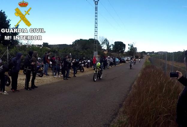 Un momento de la carrera ilegal celebrada el 5 de febrero de 2017 en Rafelguaraf. / lp