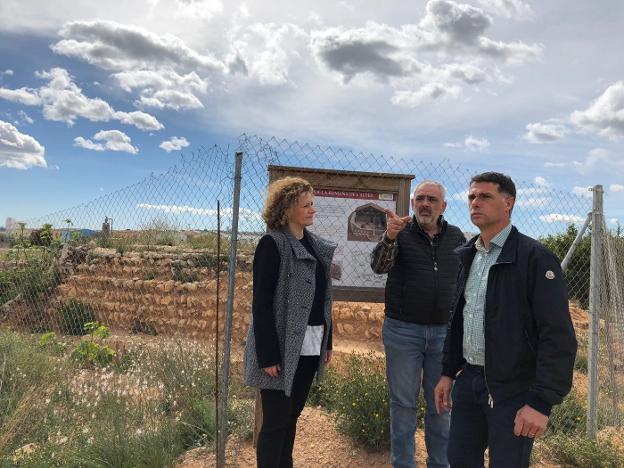 Los concejales populares en su visita al yacimiento romano. / lp