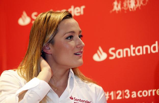 Mireia Belmonte, ayer en la oficina Smart del Banco Santander en Valencia. / juan j. monzó