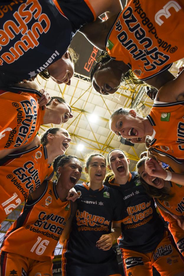 El Valencia Basket celebra el liderato. / isaac ferrera