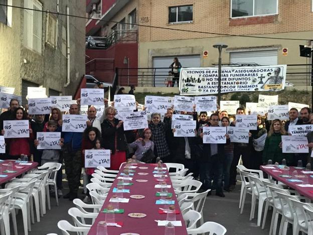Los asistentes a la concentración en Santa Rita, ayer. / lp