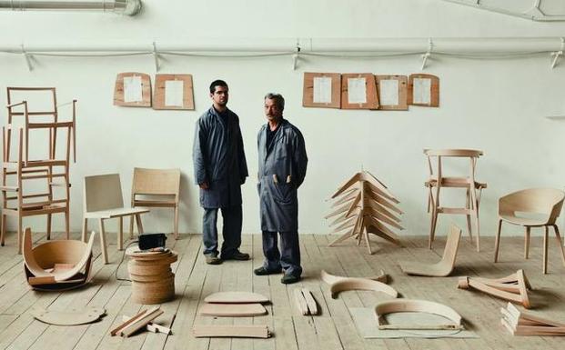 Trabajadores de Andreu World, con piezas de algunos de sus productos. /LP