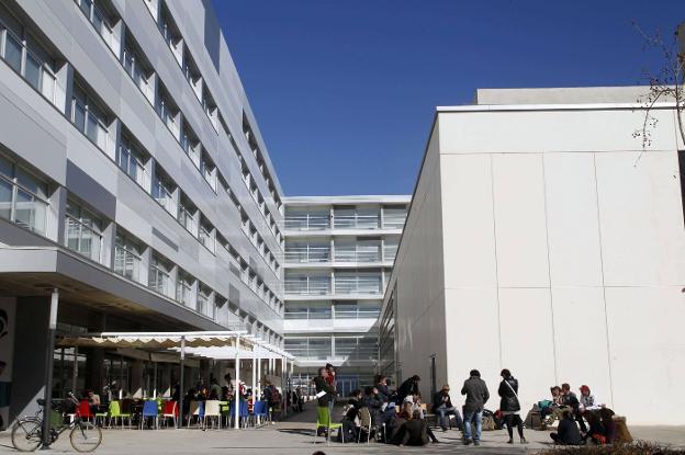 Un grupo de alumnos de la Politècnica, reunidos en el exterior del campus. /Irene Marsilla