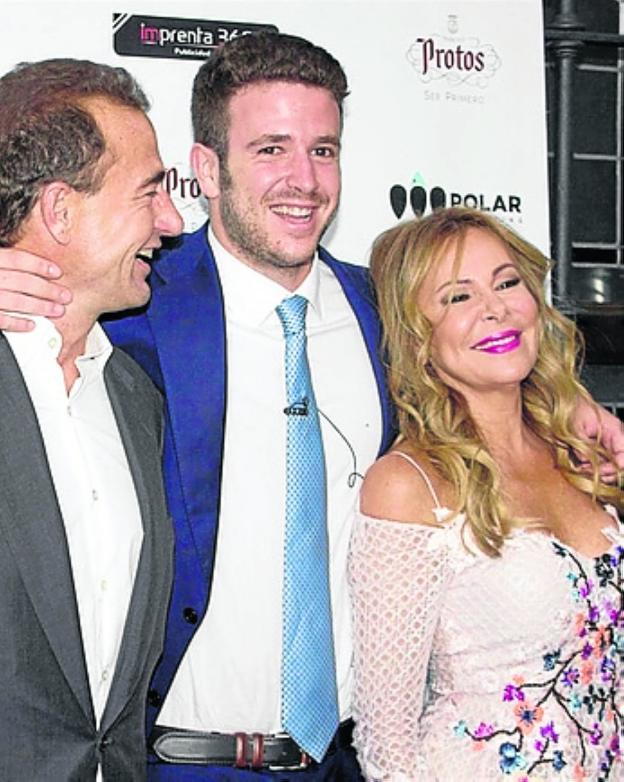 Álex, junto a sus padres. /