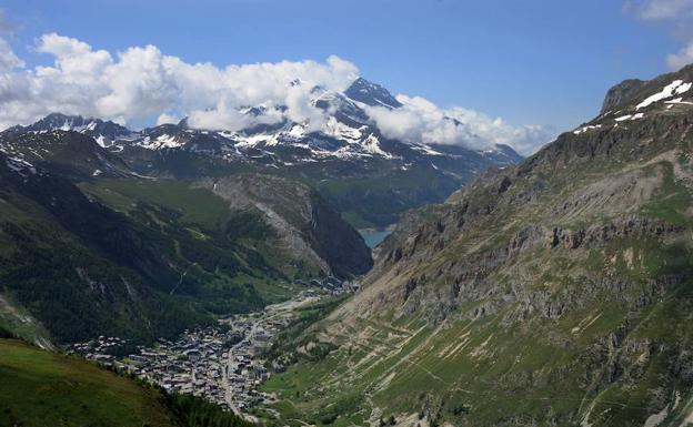 Un turista ebrio asciende 2.400 metros de una montaña en Los Alpes./AFP