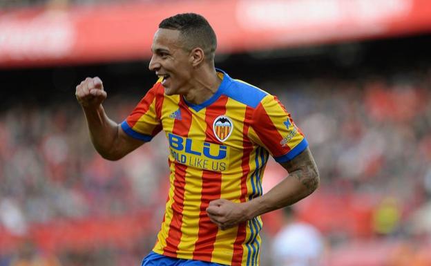 Rodrigo celebra un gol con el Valencia. /AFP