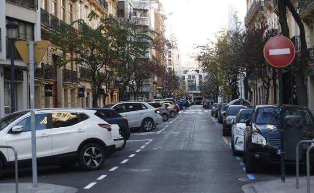 Calle Cirilo Amorós, una de las que están pendientes de reurbanización en el Ensanche. /J. J. Monzó
