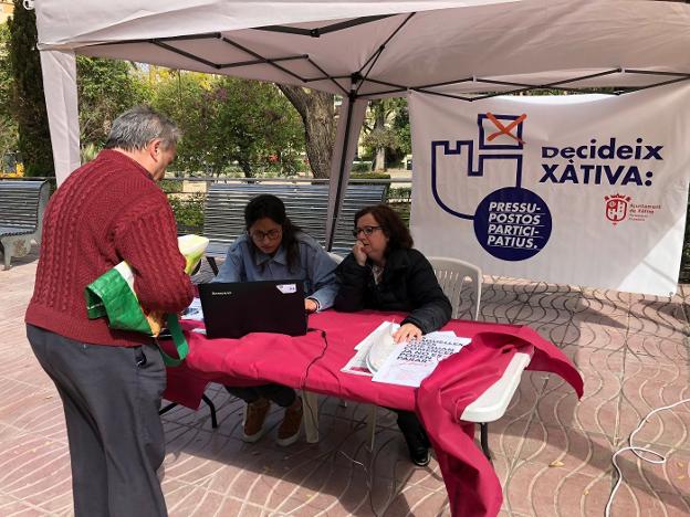 Xàtiva inicia la consulta. / lp
