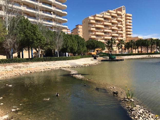Trabajos de drenaje en el lago de la Goleta de Tavernes. / c. gimeno