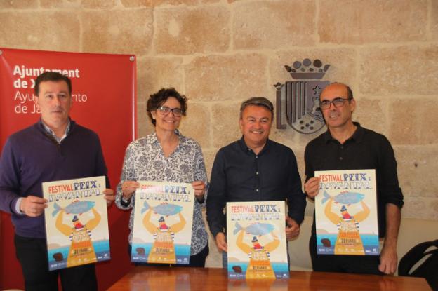 Chulvi, junto a los organizadores del concurso de cruet de peix. / B. O.