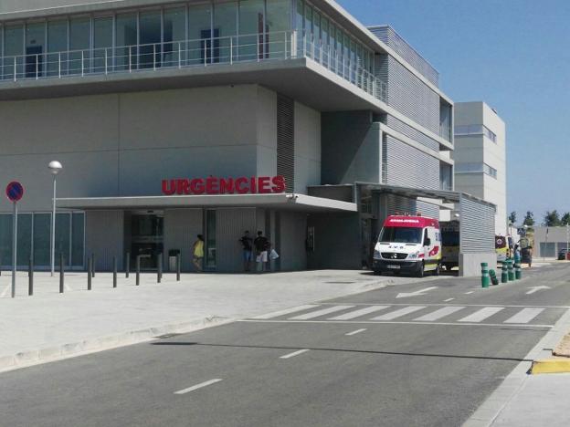 Acceso al área de Urgencias del Hospital Francesc de Borja de Gandia. / l. gallego