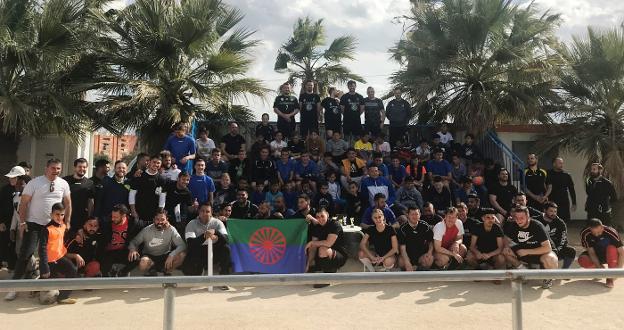 Los jugadores, junto a los niños de la escuela de Fútbol de Nova Vida. / lp