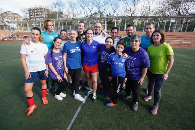Participantes en el partidillo de fútbol en el estadio del cauce, ayer. / juanjo monzó