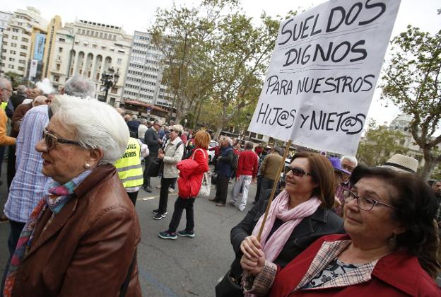 Concentración pensionistas en la plaza del Ayuntamiento. / juan j. monzó