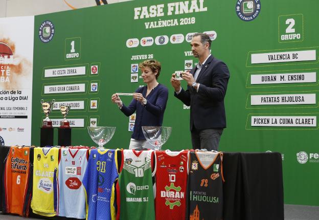 Elisa Aguilar y Víctor Luengo fueron las manos inocentes del sorteo. / jesús signes