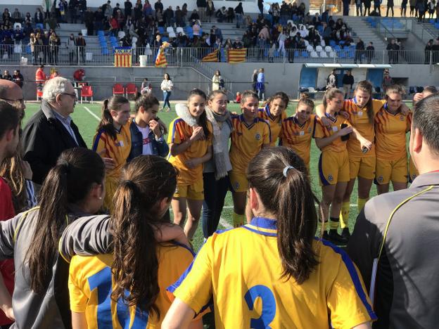 El presidente de la Federación Valenciana de Fútbol, Vicente Muñoz, felicita a las jugadoras durante la fase disputada en Gandia. / lp