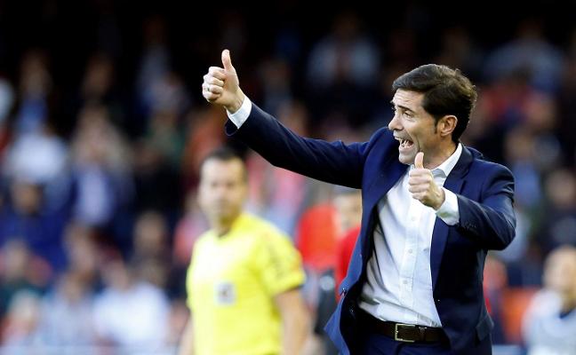 Marcelino da el visto bueno a sus jugadores en un partido ante el Eibar./EFE/Kai Försterling