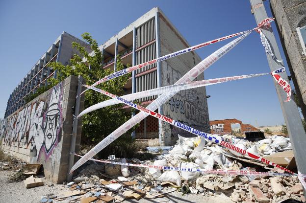 Precinto policial, en uno de los accesos a la antigua fábrica. / jesús signes