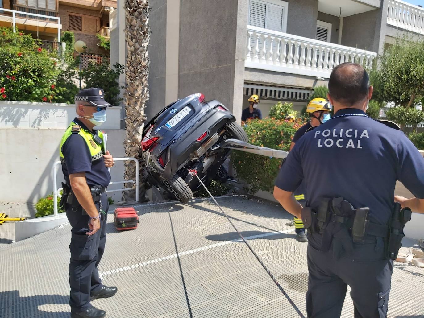 Fotos Un Coche Queda Colgado En Una Urbanizaci N De Alicante Tras Un