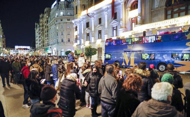 Hundreds of people crowd in front of the balcony to watch the reception of the Three Kings