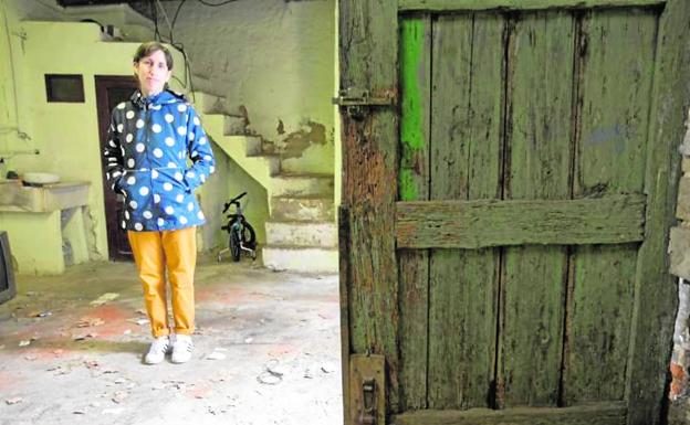 Olga Gómez, en la casa que compró que no puede reformar. Aún sin respuesta.
