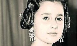 Mari Carmen, vestida de valenciana, posa en el palacio del Pardo. :: ARCHIVO LP/