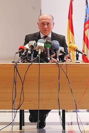 El alcalde de Manises, Enrique Crespo, tras anunciar que dimite de todos sus cargos. / Jesús Signes/