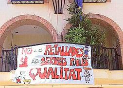 El cartel con la protesta en la fachada del Ayuntamiento. / LP/