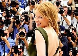 Kylie Minogue rodeada de fotógrafos / LP/