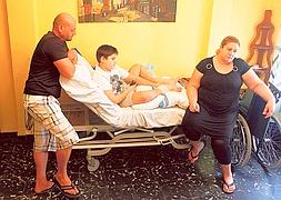 Trinidad Jiménez y David Muñoz, junto a su hijo David. / Txema Rodríguez/