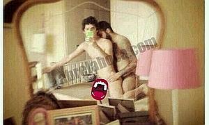 Eduardo Casanova y su novio en la polémica foto. / Abrelaboca.com/