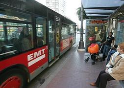 Imagen de archivo de una parada de la EMT en Valencia. / LP/