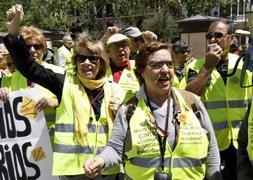 Decenas de manifestantes, por el centro de Valencia. / REUTERS | Heino Kalis/