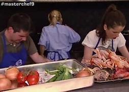 José David, Maribel y Clara preparan la paella de marisco durante el programa. / LP/